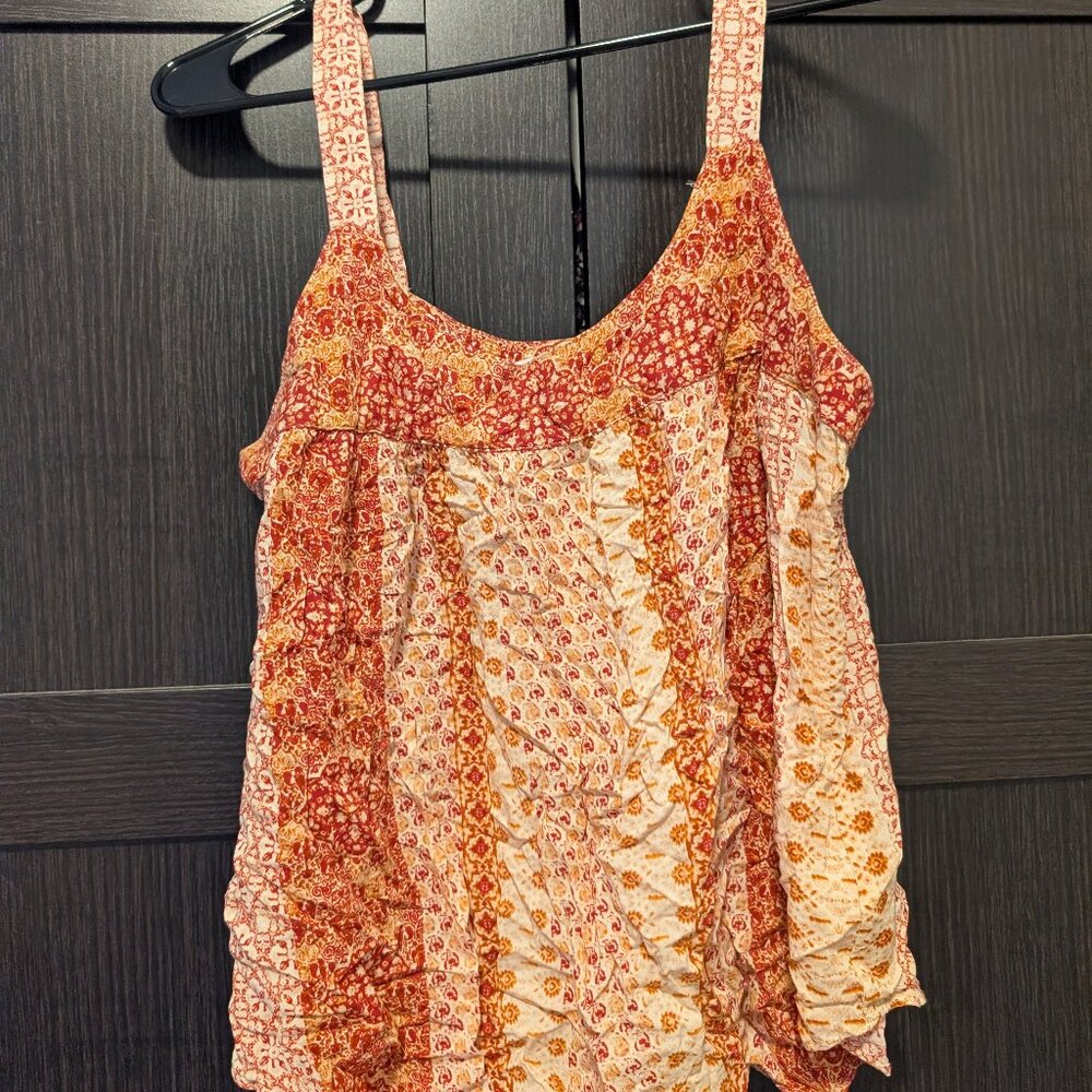 Tagless patterned red and orange medium tank top